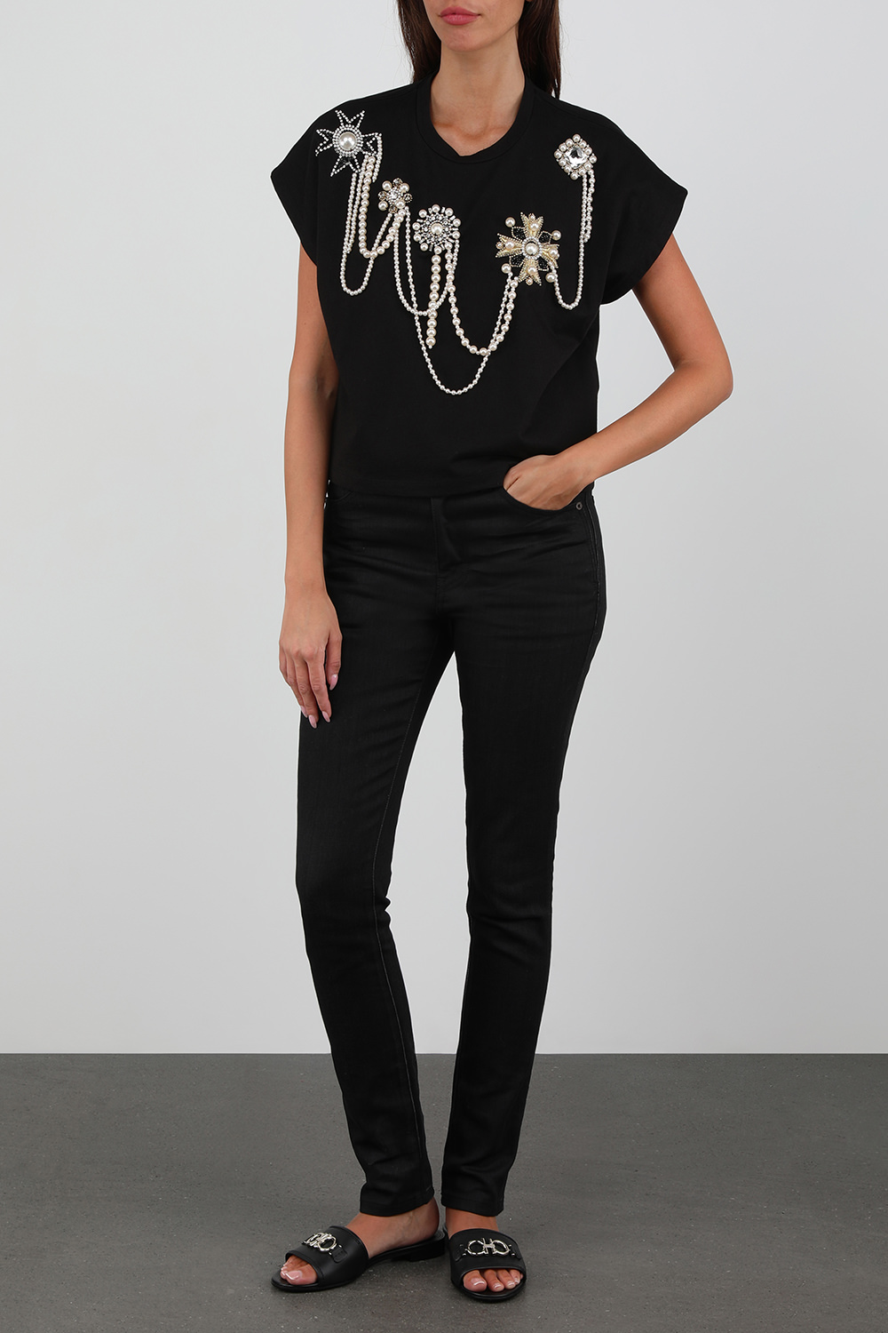 חולצת טי קרופ עם שרשראות וסיכות פנינים